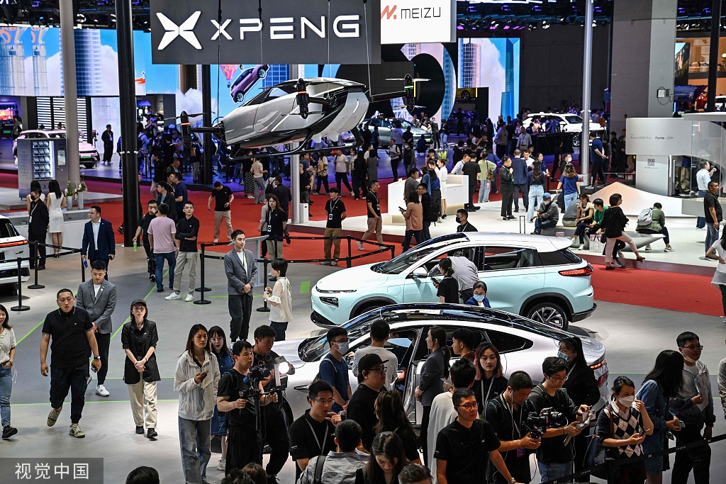 第二十届上海国际汽车工业展览会18日起举行，各家车企纷纷展出车载智能设备以及智能动力系统等，“智能+低碳”新趋势成为本届车展的一大亮点。图为19日车展现场。（视觉中国）